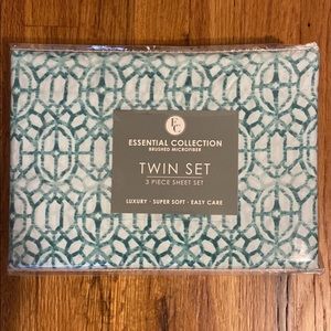 Brand new twin sheet set. Includes flat fitted and pillow case